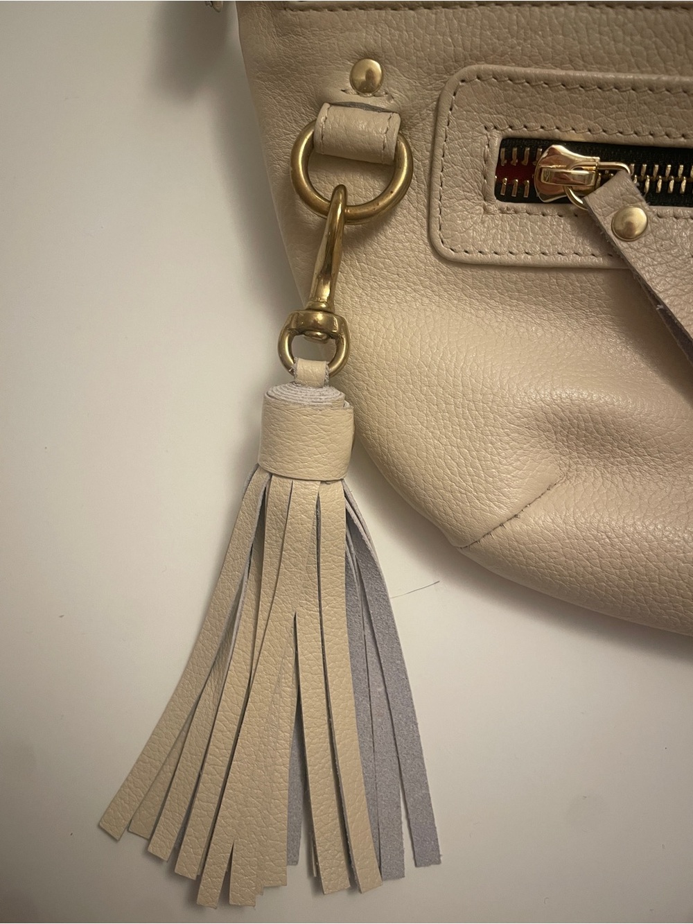 Tah Cream Leather Crossbody Bag with Tassel - Picture 3 of 4